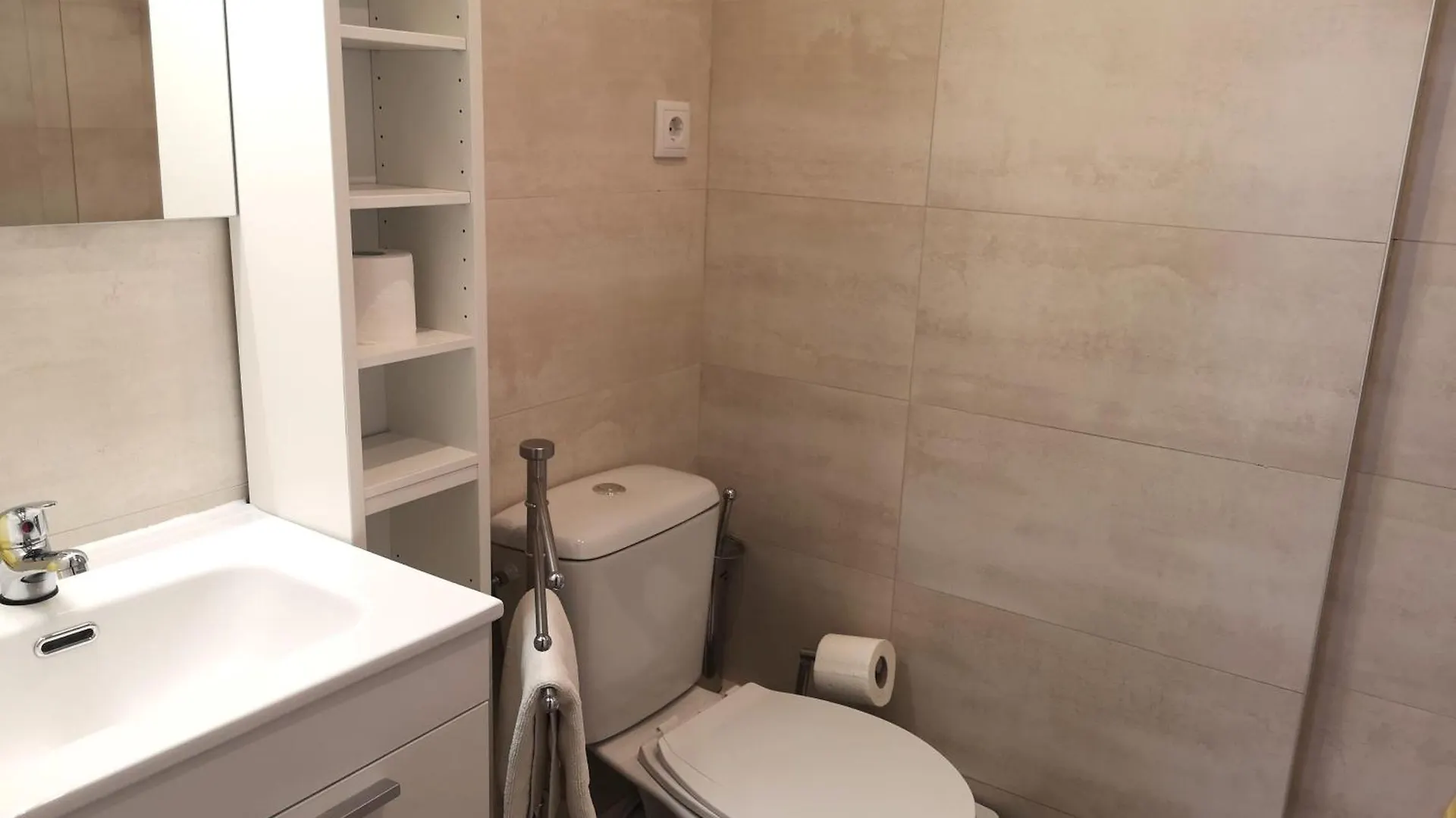 Apartment Aparteasy - Atic Sants Barcelona